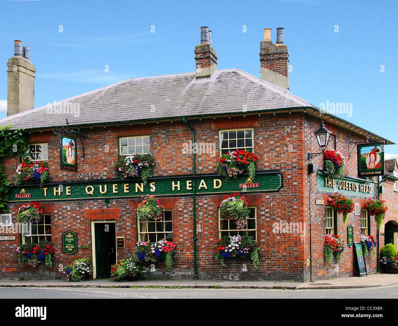 The Queens Head Pub, Chesham con ceste di fioritura, Buckinghamshire, UK Foto Stock