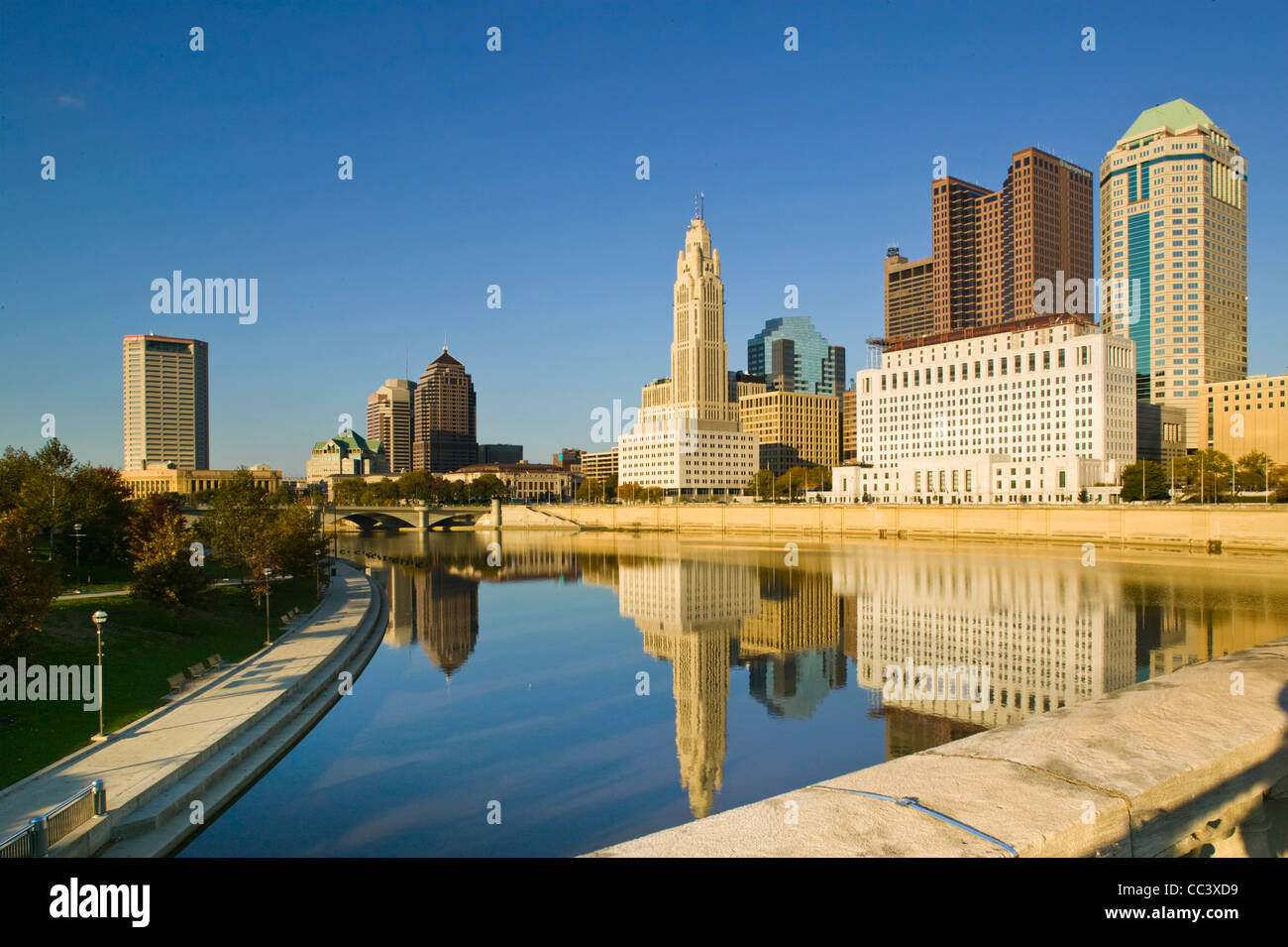 Stati Uniti d'America, Ohio, Columbus, skyline della città lungo il fiume Scioto Foto Stock