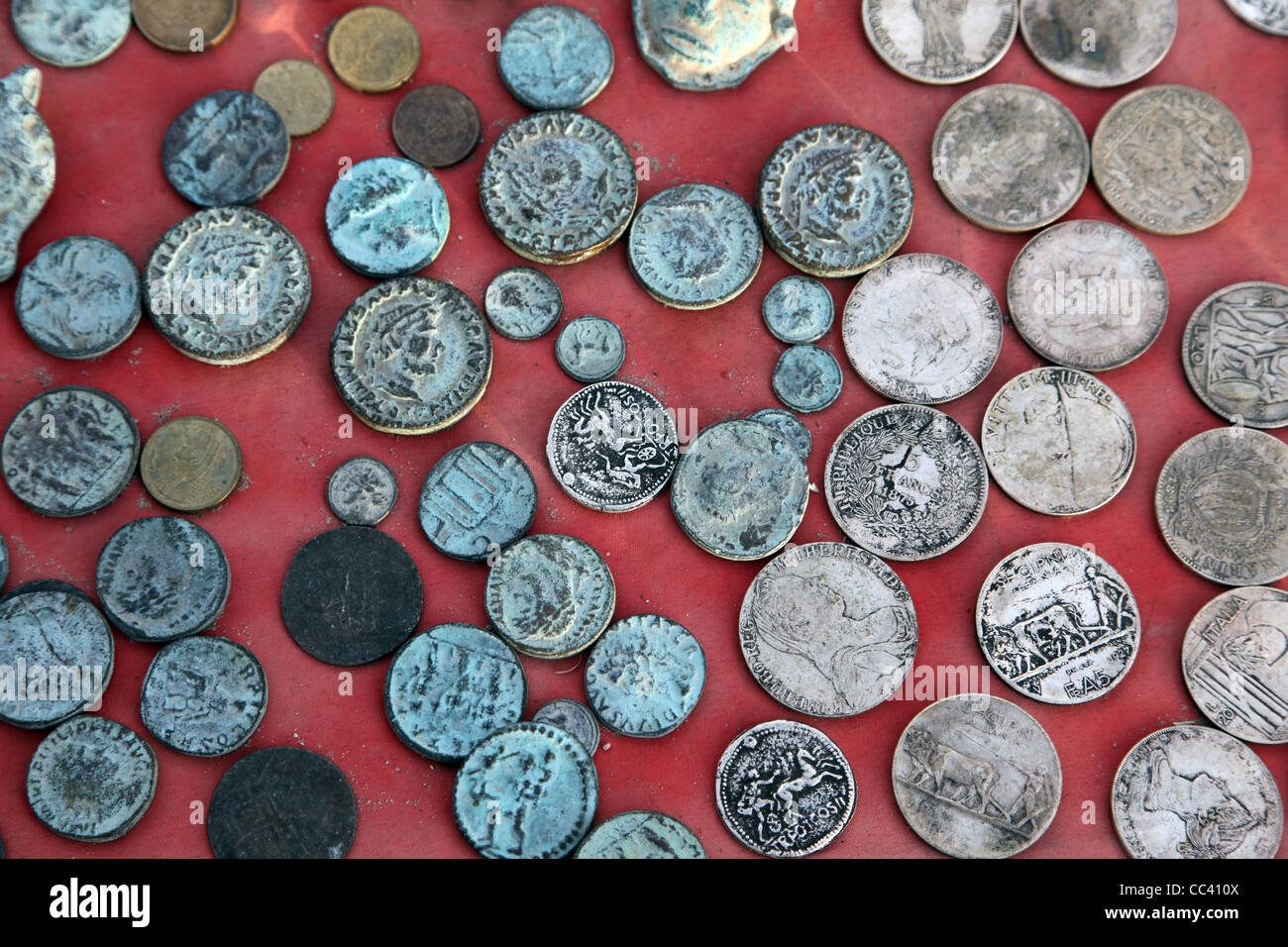 Splendida raccolta di vecchie monete provenienti da diversi paesi, mercato El-Jem, Tunisia Foto Stock