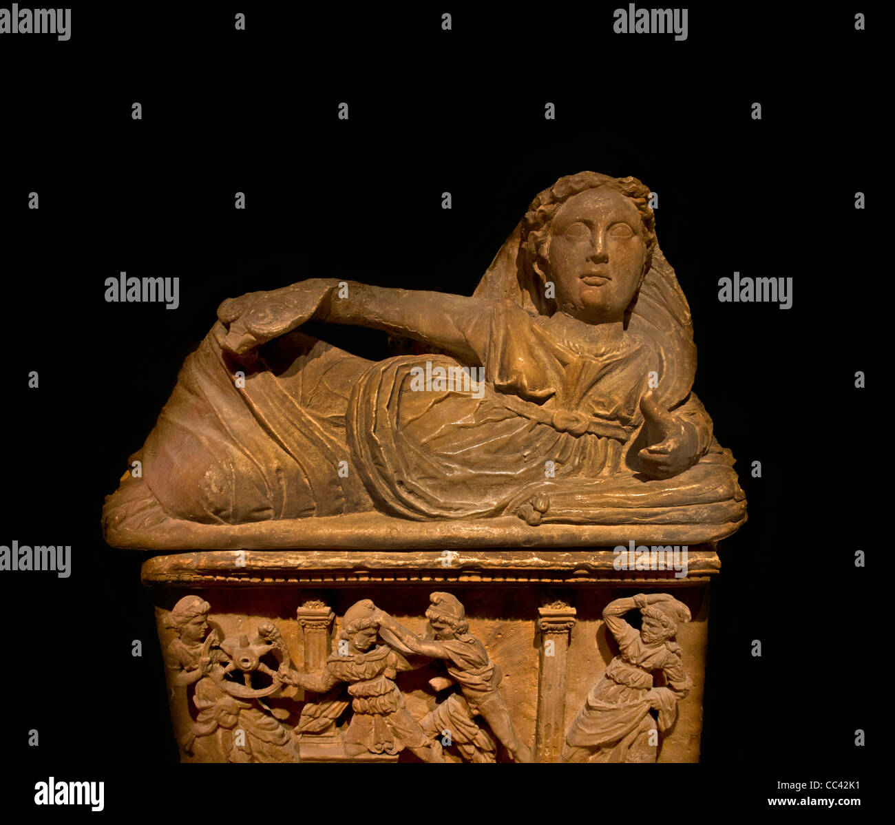 Sarcofago di donna etrusca Italia Etruria 200 BC in basso a sinistra di Ulisse come un mendicante vede sua moglie Penelope uomini cercando di rapirla Foto Stock