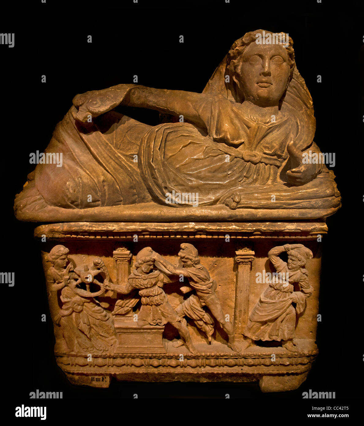 Sarcofago di donna etrusca Italia Etruria 200 BC in basso a sinistra di Ulisse come un mendicante vede sua moglie Penelope uomini cercando di rapirla Foto Stock