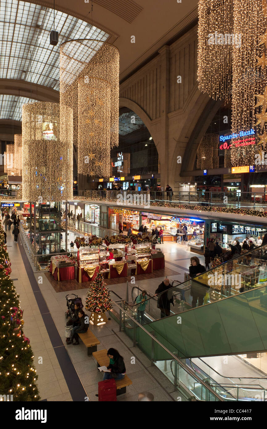 Centrale di Lipsia Stazione ferroviaria shopping arcade a Natale. In Sassonia, Germania, Europa. Foto Stock