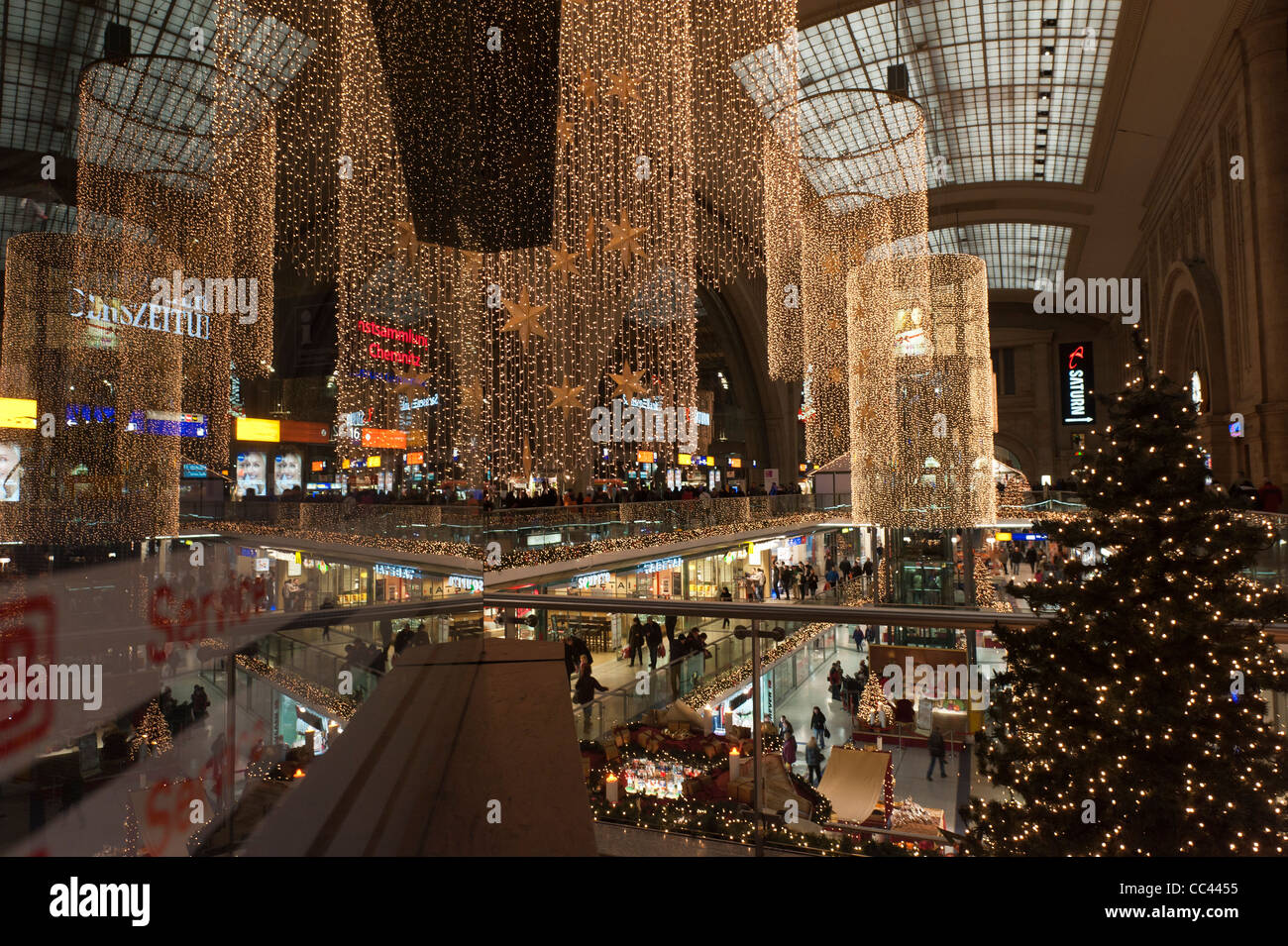 Centrale di Lipsia Stazione ferroviaria shopping arcade a Natale. In Sassonia, Germania, Europa. Foto Stock