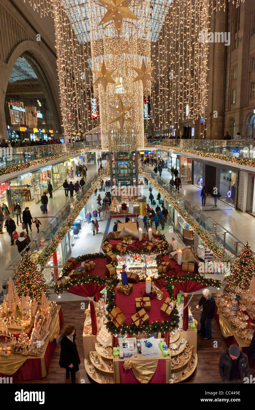 Centrale di Lipsia Stazione ferroviaria shopping arcade a Natale. In Sassonia, Germania, Europa. Foto Stock