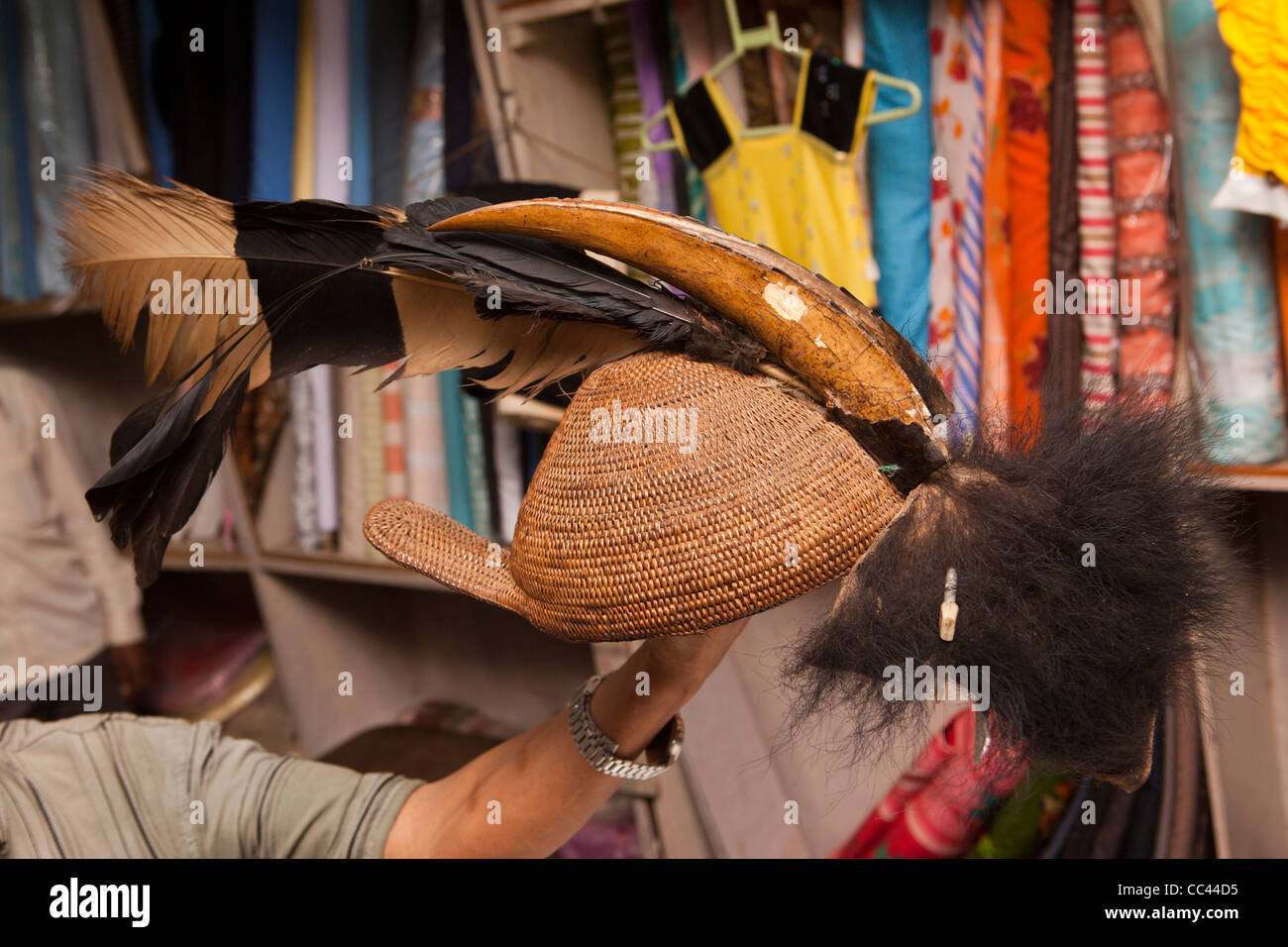 India, Arunachal Pradesh, Itanagar, Nagarlgun Mercato, hornbills reale utilizzato per rendere Nyishi Nishi, bopiah hornbill hat Foto Stock