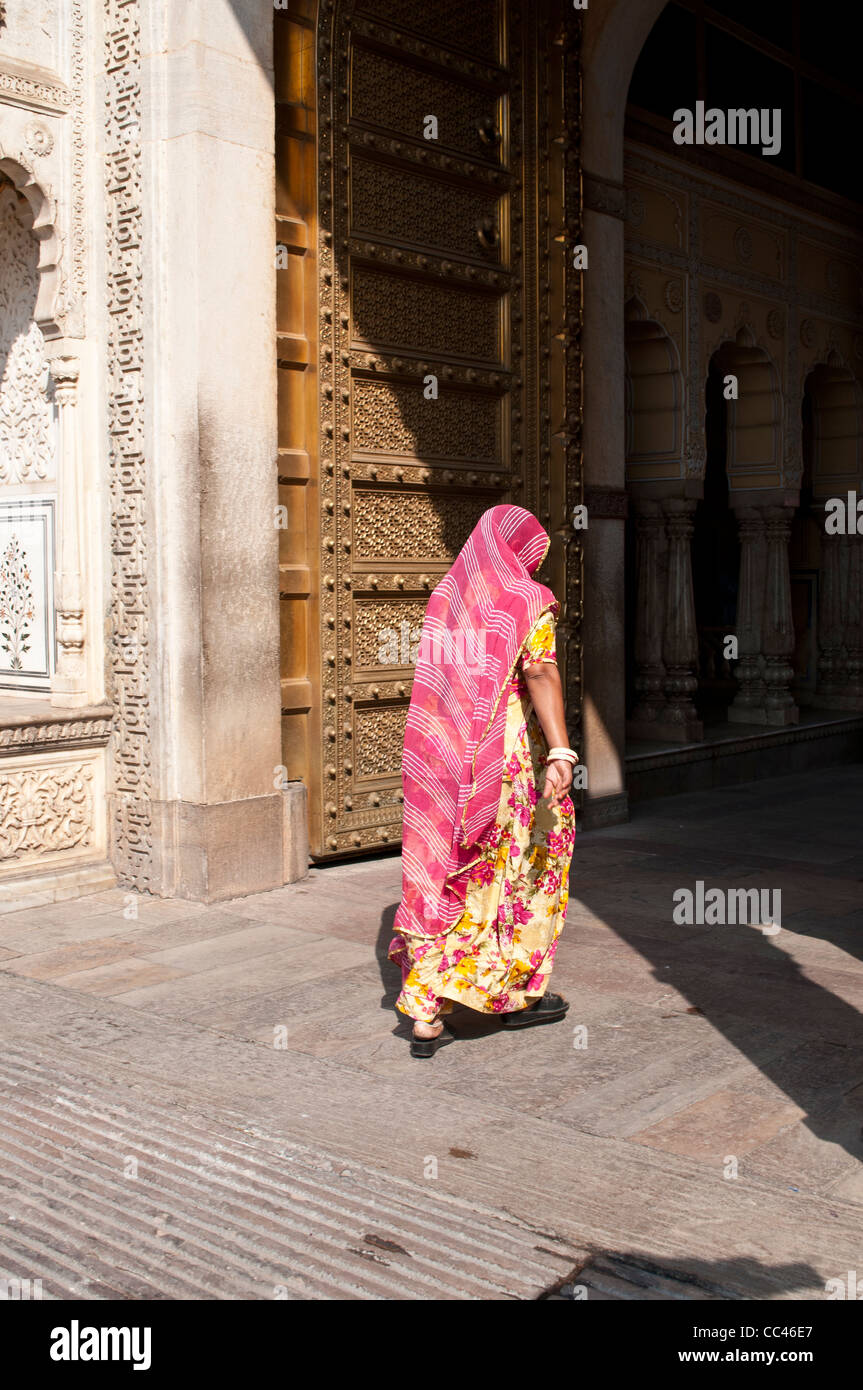 Donna in sari immettendo il gate, il Palazzo di Città, Jaipur, India Foto Stock