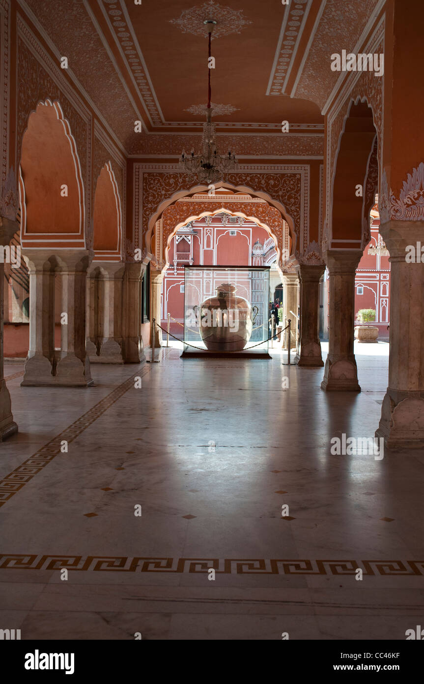Diwan-i-Khas, sala dell'udienza privata con argento jar alla fine del corridoio, City Palace, a Jaipur, India Foto Stock