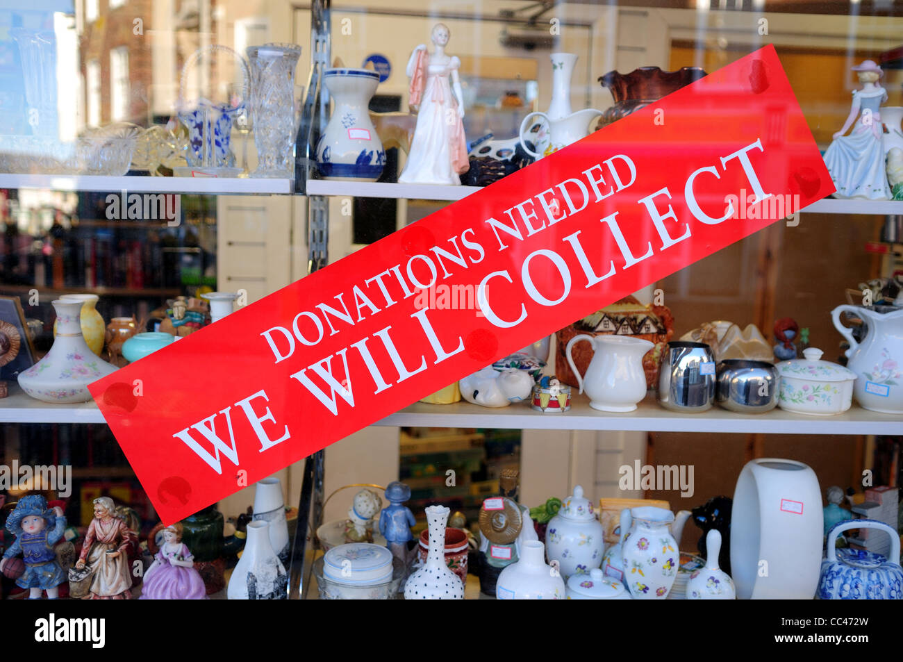 La carità Shop.Donazioni sarà necessario raccogliere.Shop finestra anteriore. Foto Stock