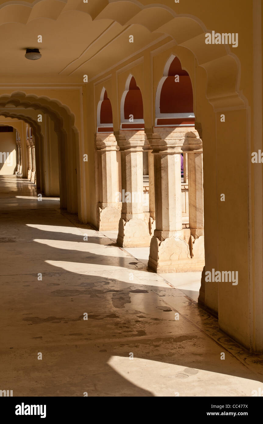 Colonnato con ombre, City Palace, a Jaipur, India Foto Stock