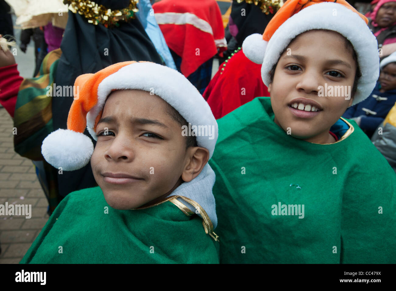 Paraders marzo nell'annuale dei tre re parata del giorno nel quartiere Bushwick di Brooklyn a New York Foto Stock