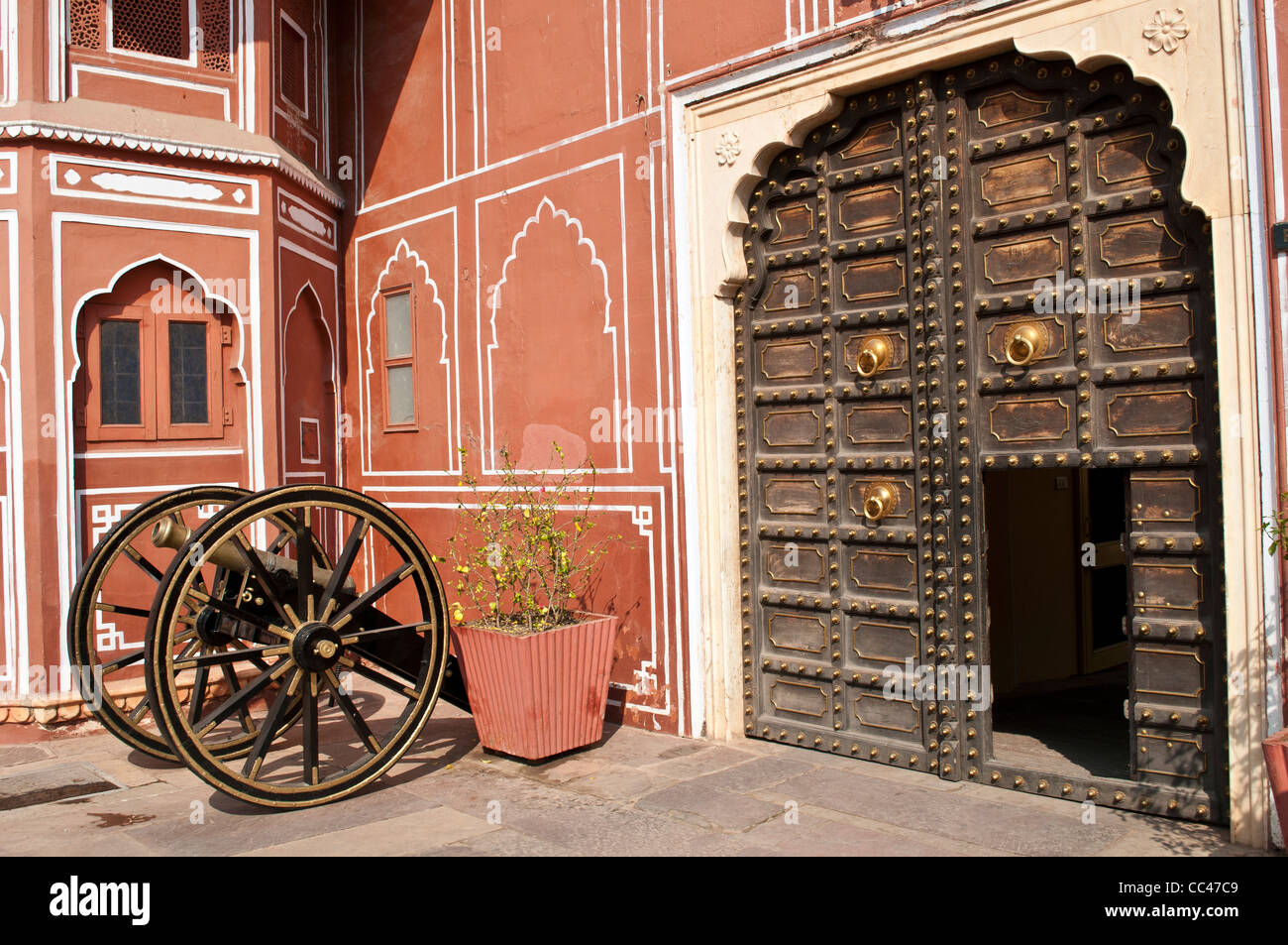 Cannon accanto al cancello di legno, City Palace, a Jaipur, India Foto Stock