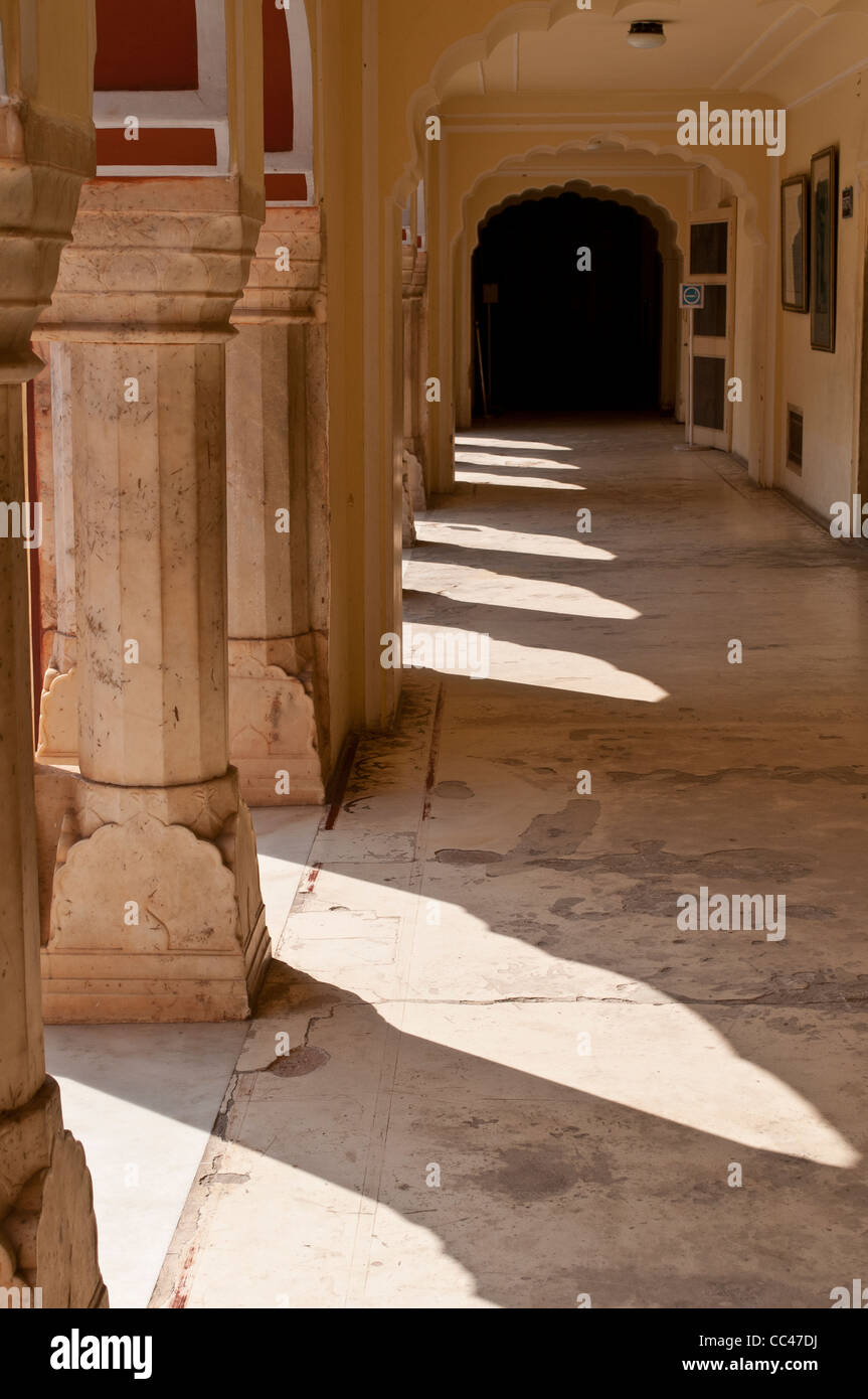 Colonnato con ombre, City Palace, a Jaipur, India Foto Stock