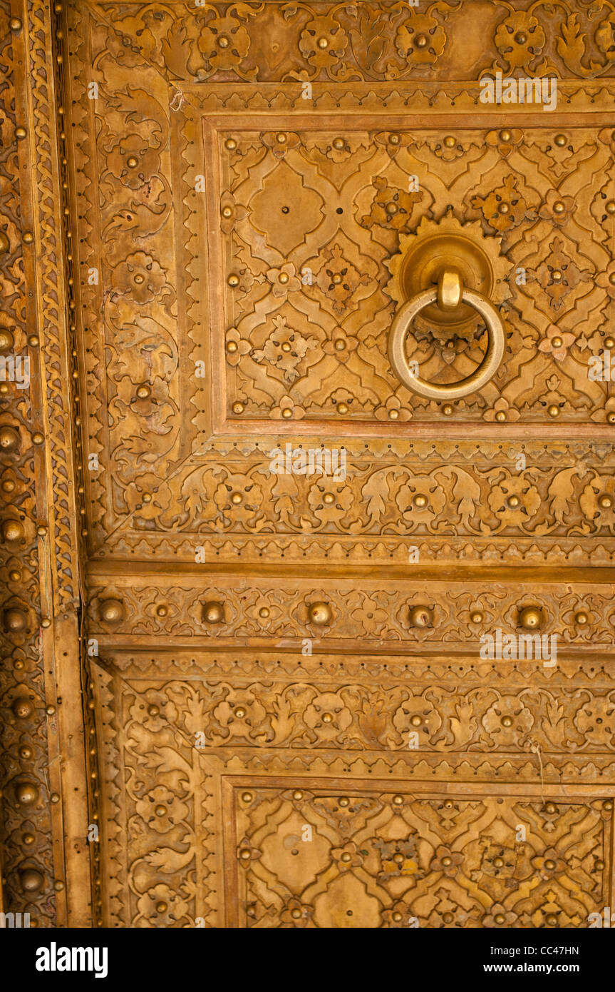 Porta in ottone, City Palace, a Jaipur, India Foto Stock