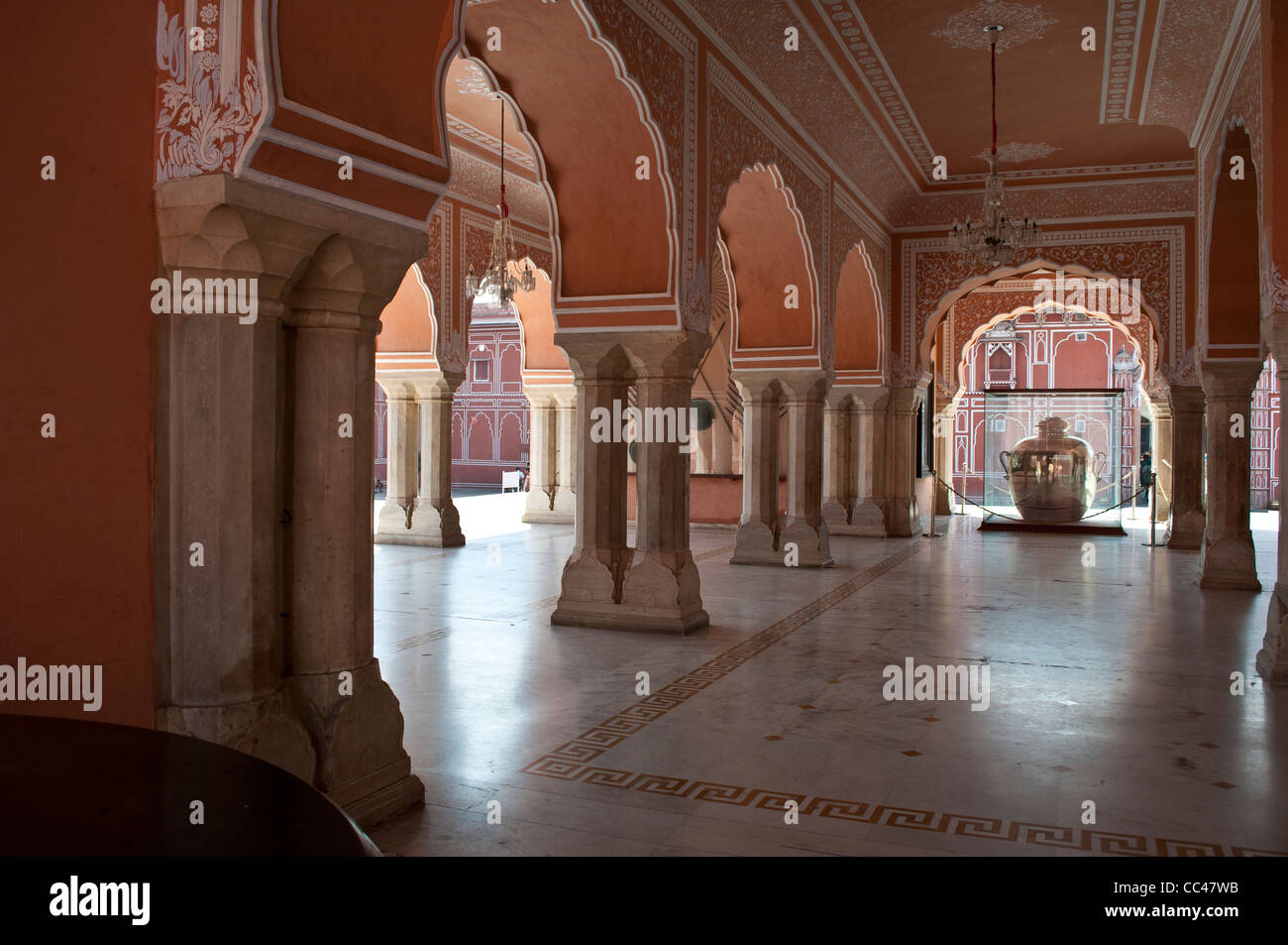 Diwan-i-Khas, sala dell'udienza privata con argento jar alla fine del corridoio, City Palace, a Jaipur, India Foto Stock