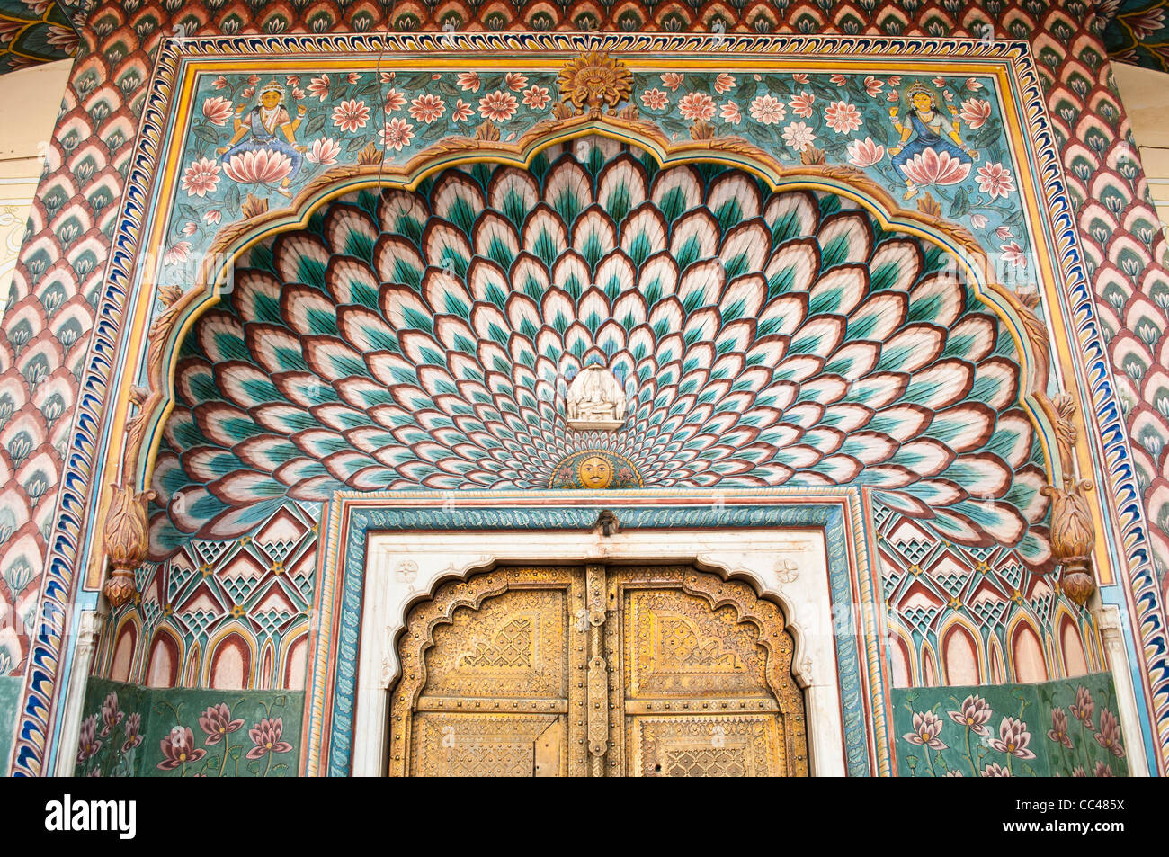 Decorazione sopra la porta, Peacock cortile o Pritam Niwas Chowk, City Palace, a Jaipur, India Foto Stock