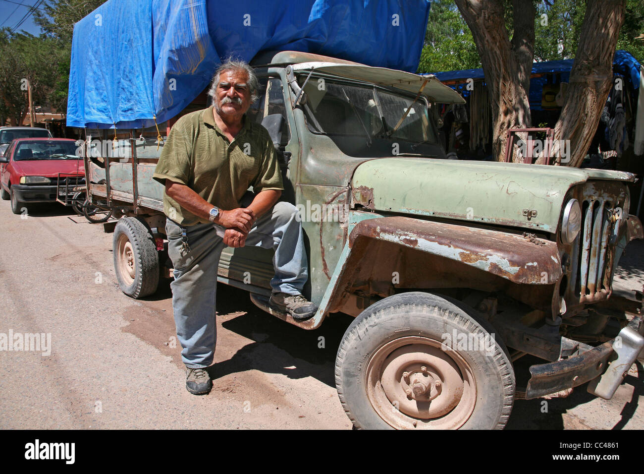Driver e 50 anno vecchio carrello in Tilcara, provincia di Jujuy, Argentina Foto Stock