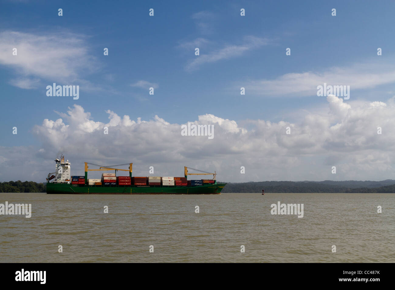 Nave container in transito attraverso il canale di Panama, Repubblica di Panama, America Centrale Foto Stock