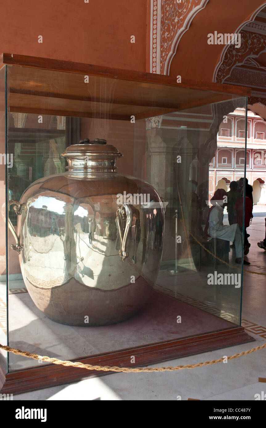 Argento o jar Gangajali nel Diwan-i-Khas, sala dell'udienza privata, City Palace, a Jaipur, India Foto Stock