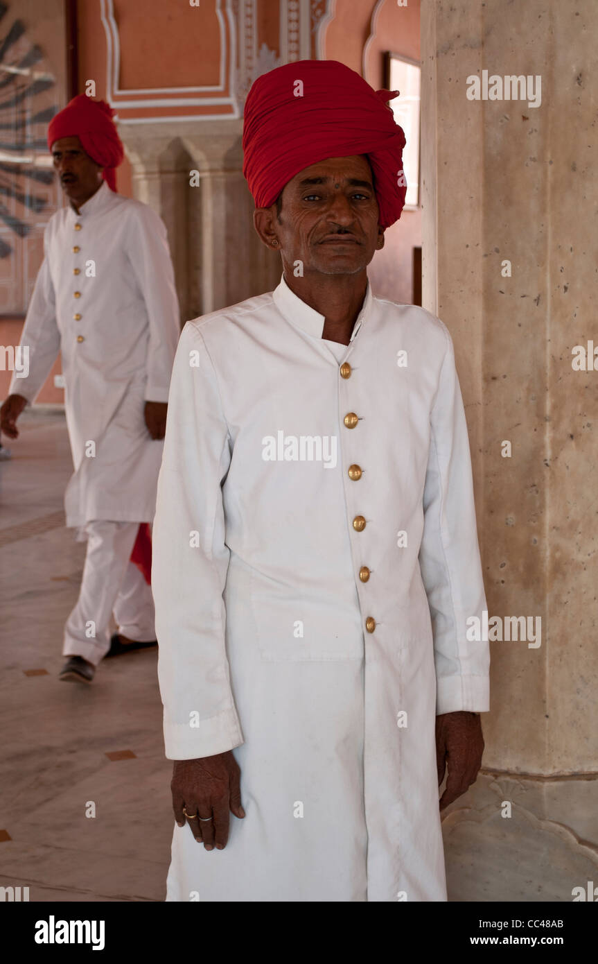 Tutore in costume tradizionale, Diwan-i-Khas, sala dell'udienza privata, City Palace, a Jaipur, India Foto Stock