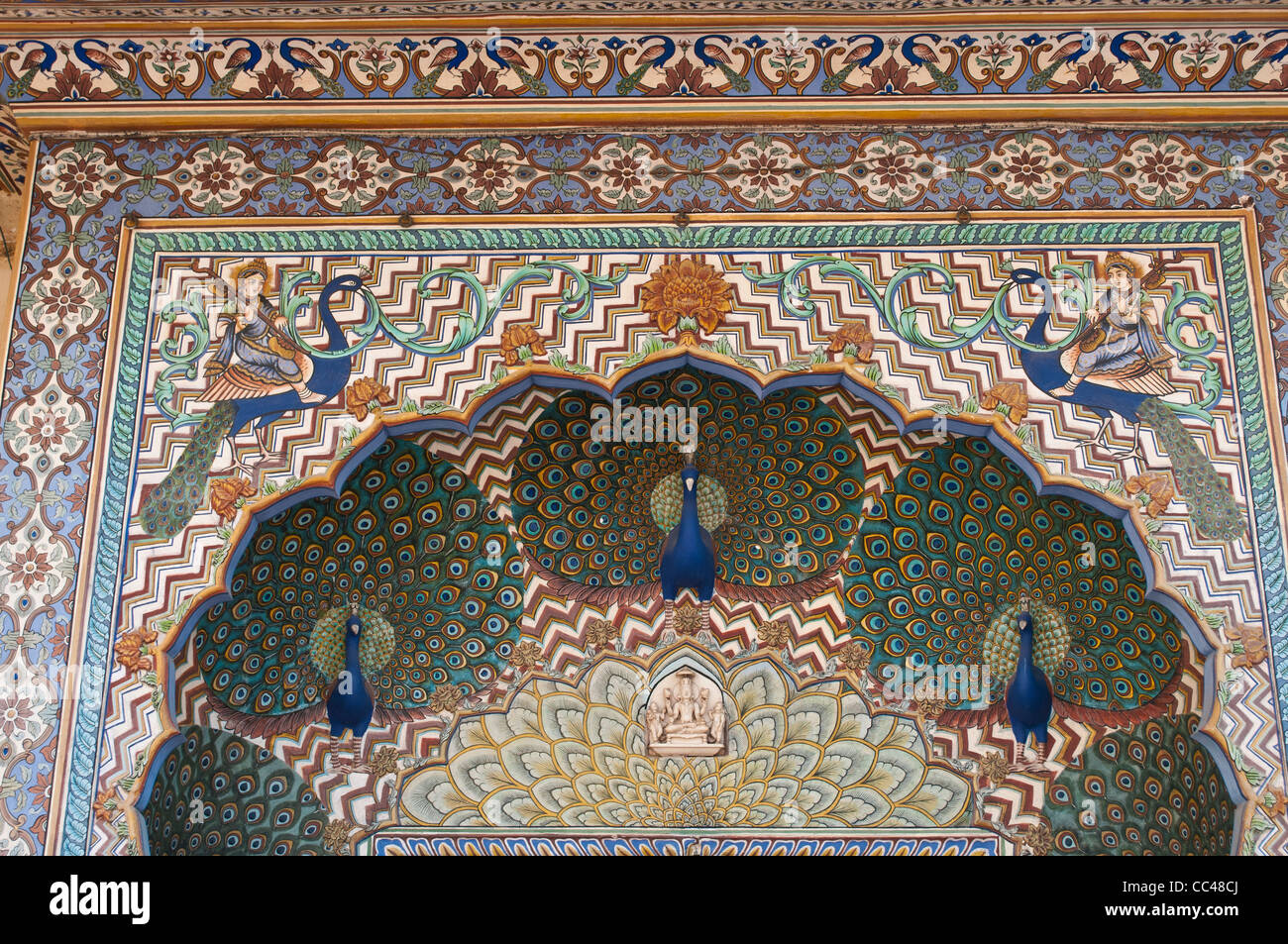 Decorazione sopra la porta, Peacock cortile o Pritam Niwas Chowk, City Palace, a Jaipur, India Foto Stock