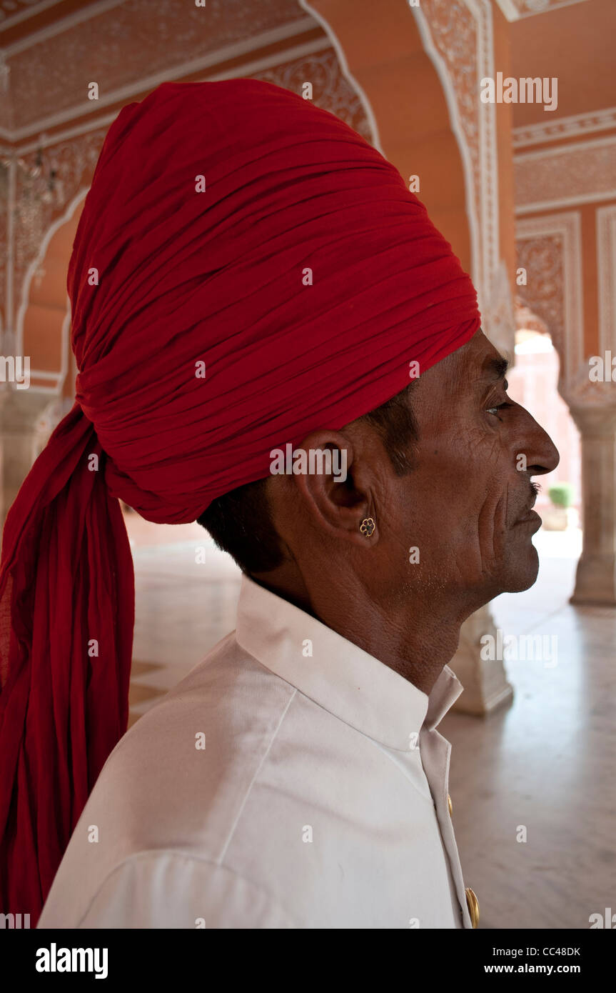 Tutore in costume tradizionale, Diwan-i-Khas, sala dell'udienza privata, City Palace, a Jaipur, India Foto Stock