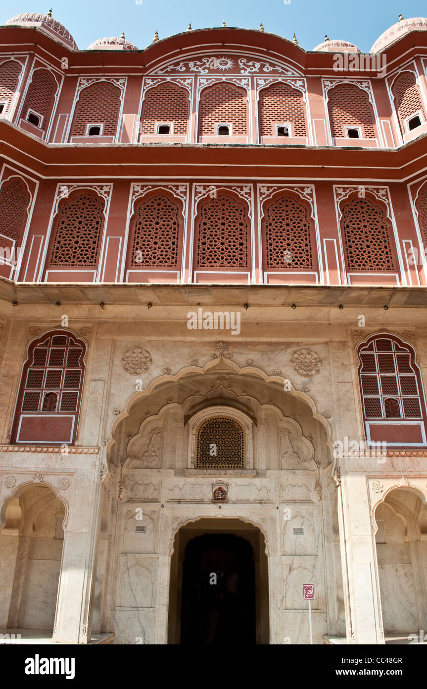 Ingresso al cortile di pavone o Pritam Niwas Chowk, City Palace, a Jaipur, India Foto Stock
