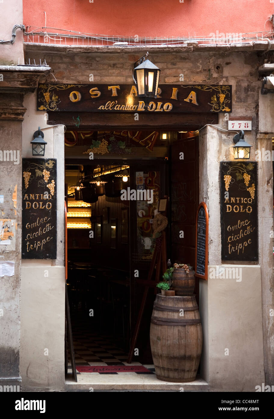 Vista frontale di un tipico ristorante veneziano / café, Venezia, Italia Foto Stock