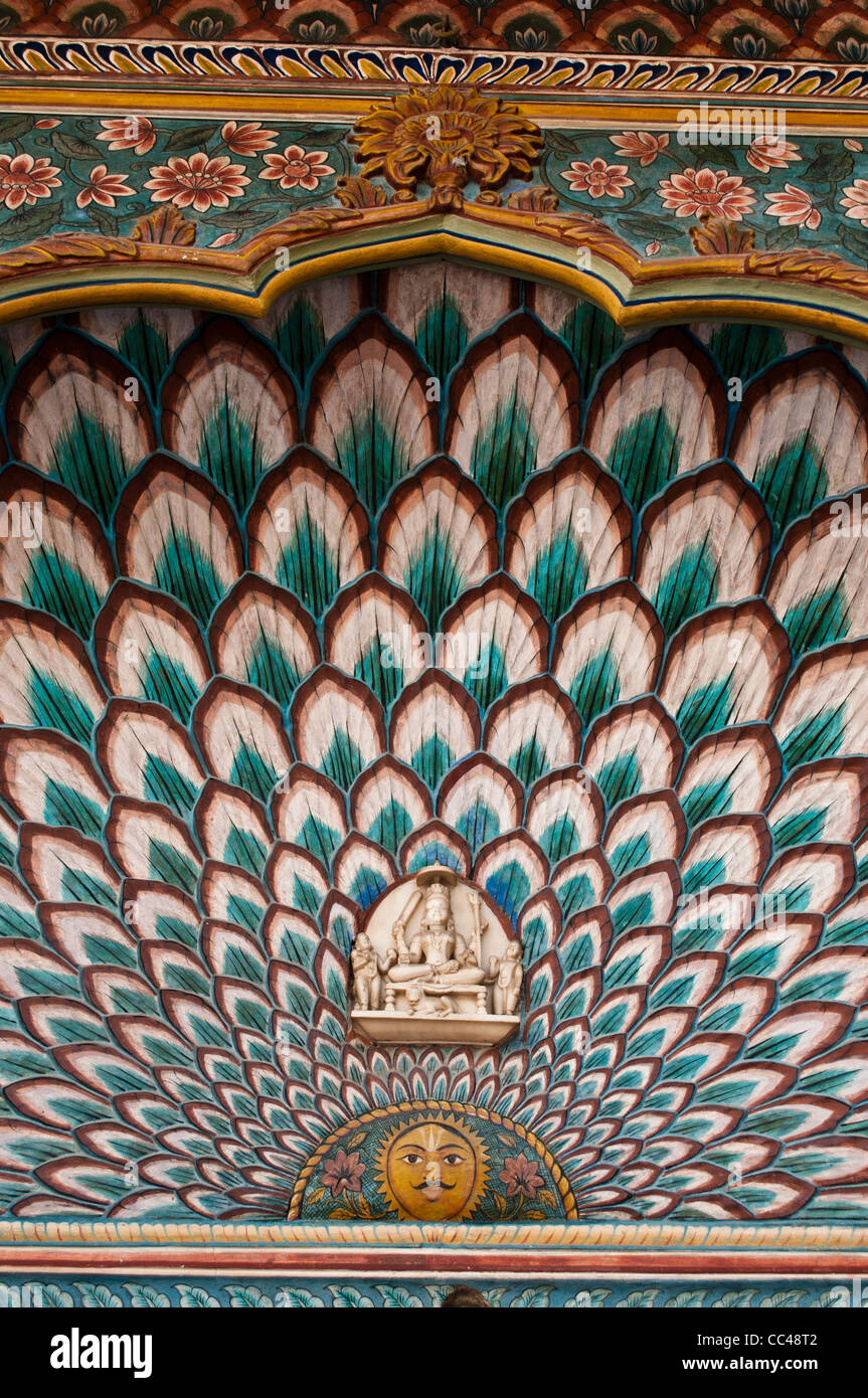 Decorazione sopra la porta, Peacock cortile o Pritam Niwas Chowk, City Palace, a Jaipur, India Foto Stock