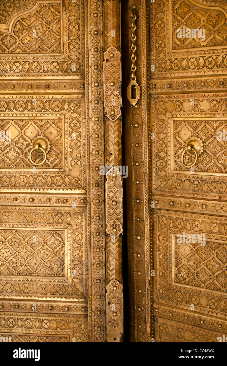 Porta in ottone, City Palace, a Jaipur, India Foto Stock