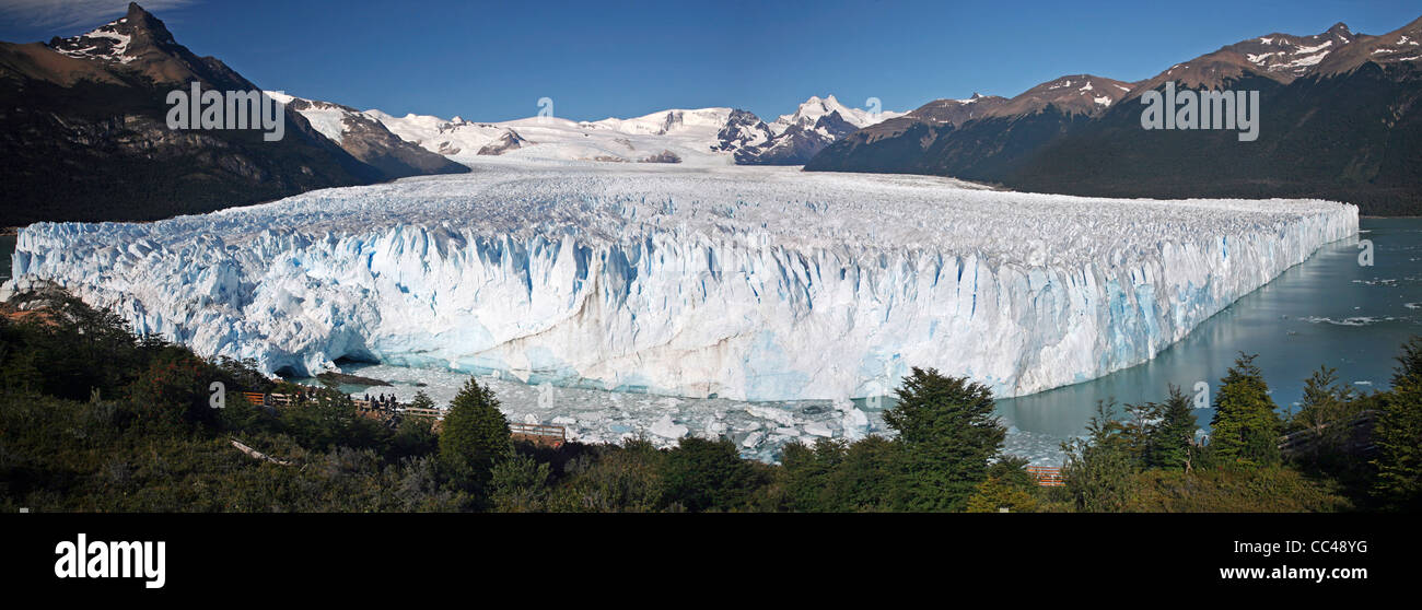 I turisti guardando sopra il ghiacciaio Perito Moreno nel parco nazionale Los Glaciares, Patagonia, Argentina Foto Stock