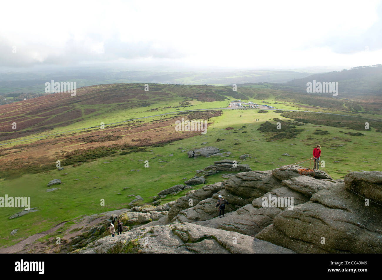 Gli alpinisti al Haytor Rock con una bellissima vista su Dartmoor Foto Stock