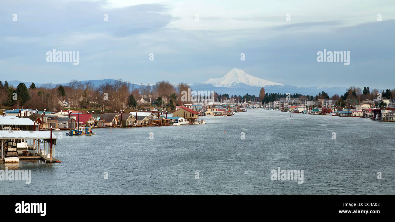 Marina e case galleggianti lungo il fiume Columbia con cappa Mouht Panorama vista Foto Stock