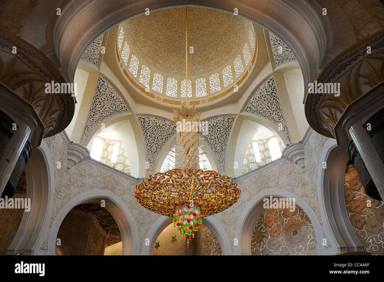 Abu Dhabi la Grande Moschea e la sua grande lampadario Foto Stock