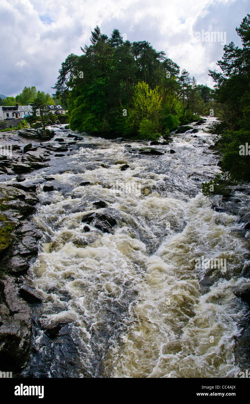 Falls of Dochart sono situati sul fiume Dochart a Killin in Stirling (formalmente in Perthshire),Loch Tay,Scozia Scotland Foto Stock