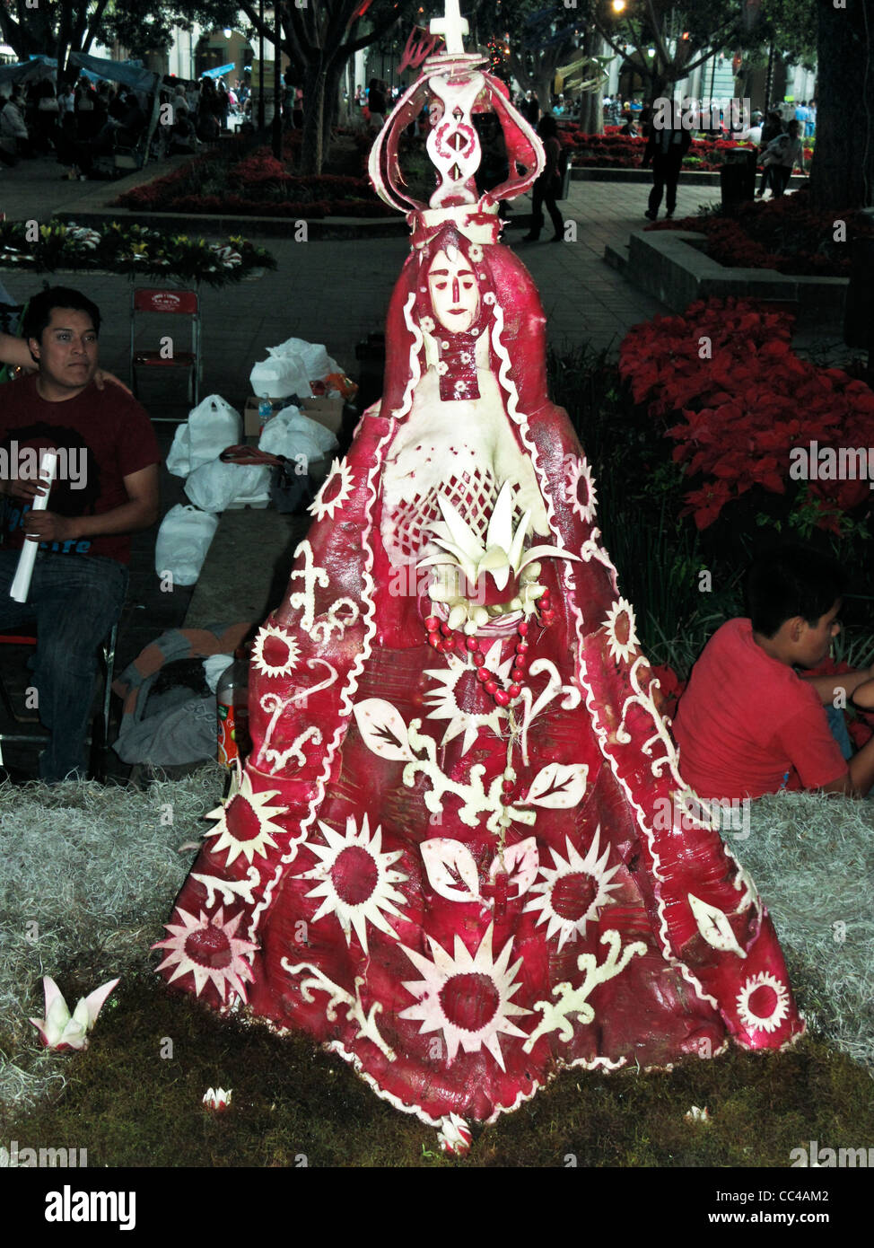 Delicato folk delizioso arte scultura della Vergine della solitudine intagliati da ravanelli per la Noche de Rabanos festival in Oaxaca Zocalo Foto Stock