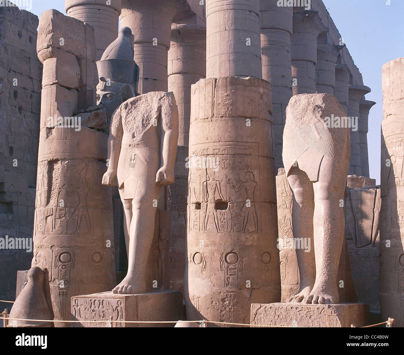 Egitto - Antica Tebe (patrimonio mondiale Unesco, 1979). Luxor. Tempio di Amon. Corte di Ramses II, 1290-1224 A.C. Dettaglio del Foto Stock