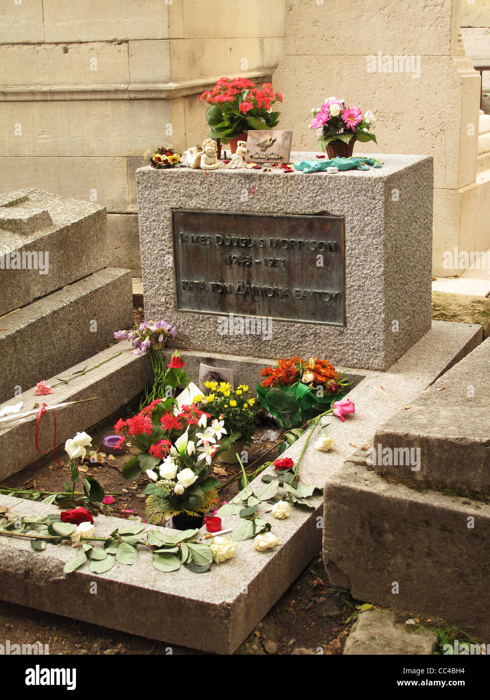 Il cimitero di Pere-Lachaise, Parigi, Francia, è il più grande cimitero di Parigi, la tomba di Jim Morrison, cantante americana delle porte Foto Stock