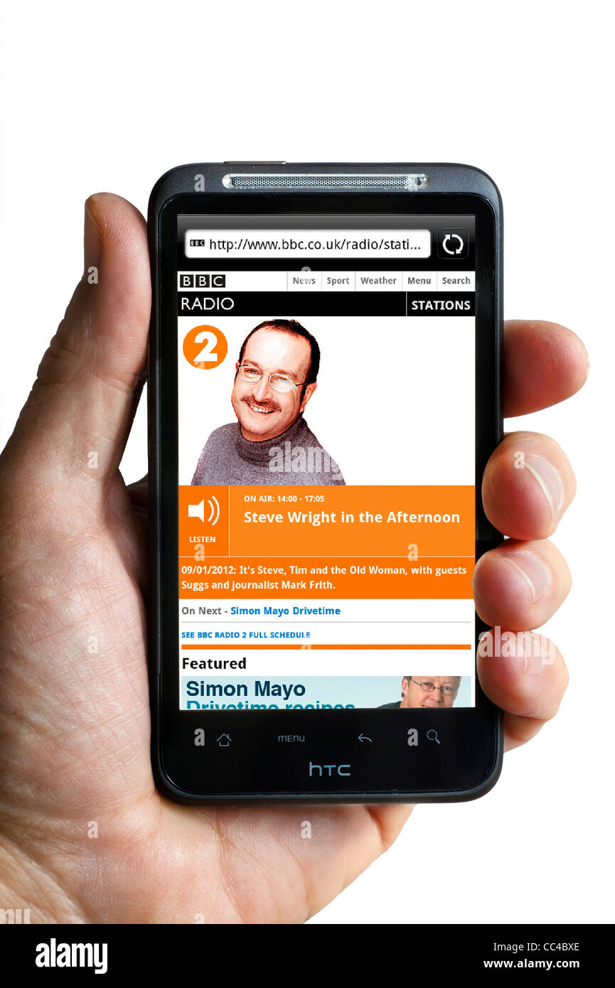 Ascolto di radio della BBC 2's Steve Wright nel pomeriggio in streaming su uno smartphone HTC Foto Stock