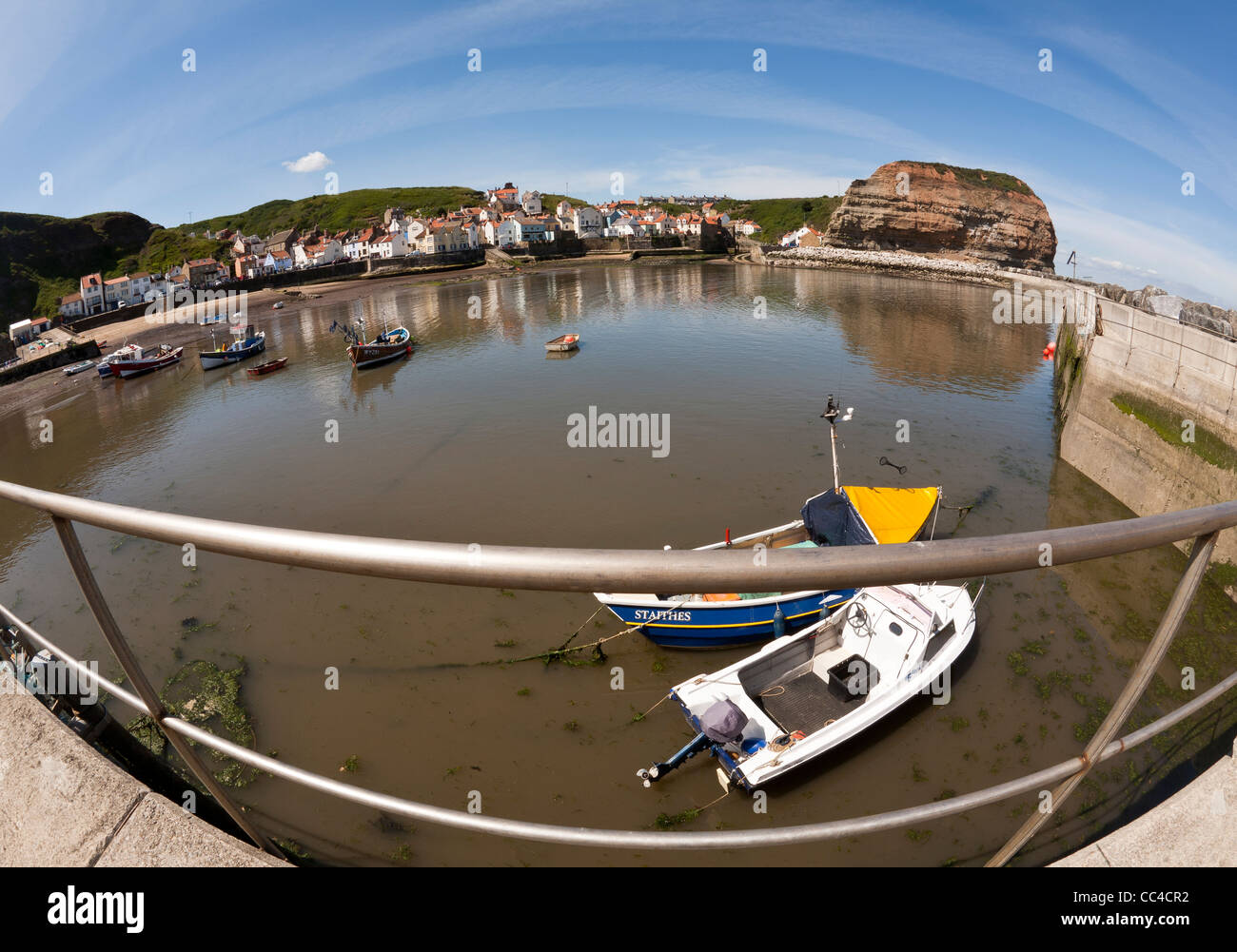 Un ampio angolo di visione di Staithes porto sulla costa dello Yorkshire Regno Unito Foto Stock