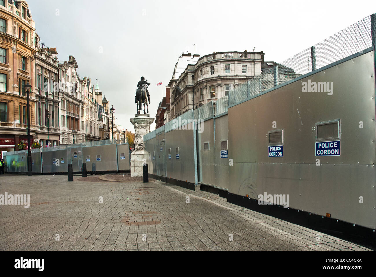 Un ampio cordone di polizia, tre metri di altezza della parete in acciaio, utilizzata a Londra per il n30 "Pensioni dimostrazione" Foto Stock