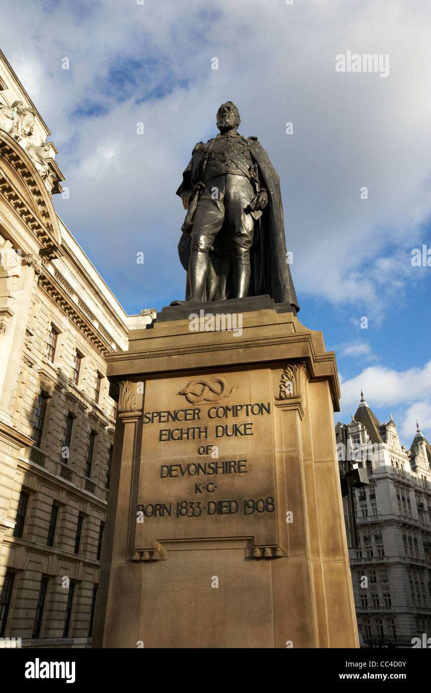 Statua di Spencer Compton ottavo duca di Devonshire Londra Inghilterra Regno Unito Regno Unito Foto Stock