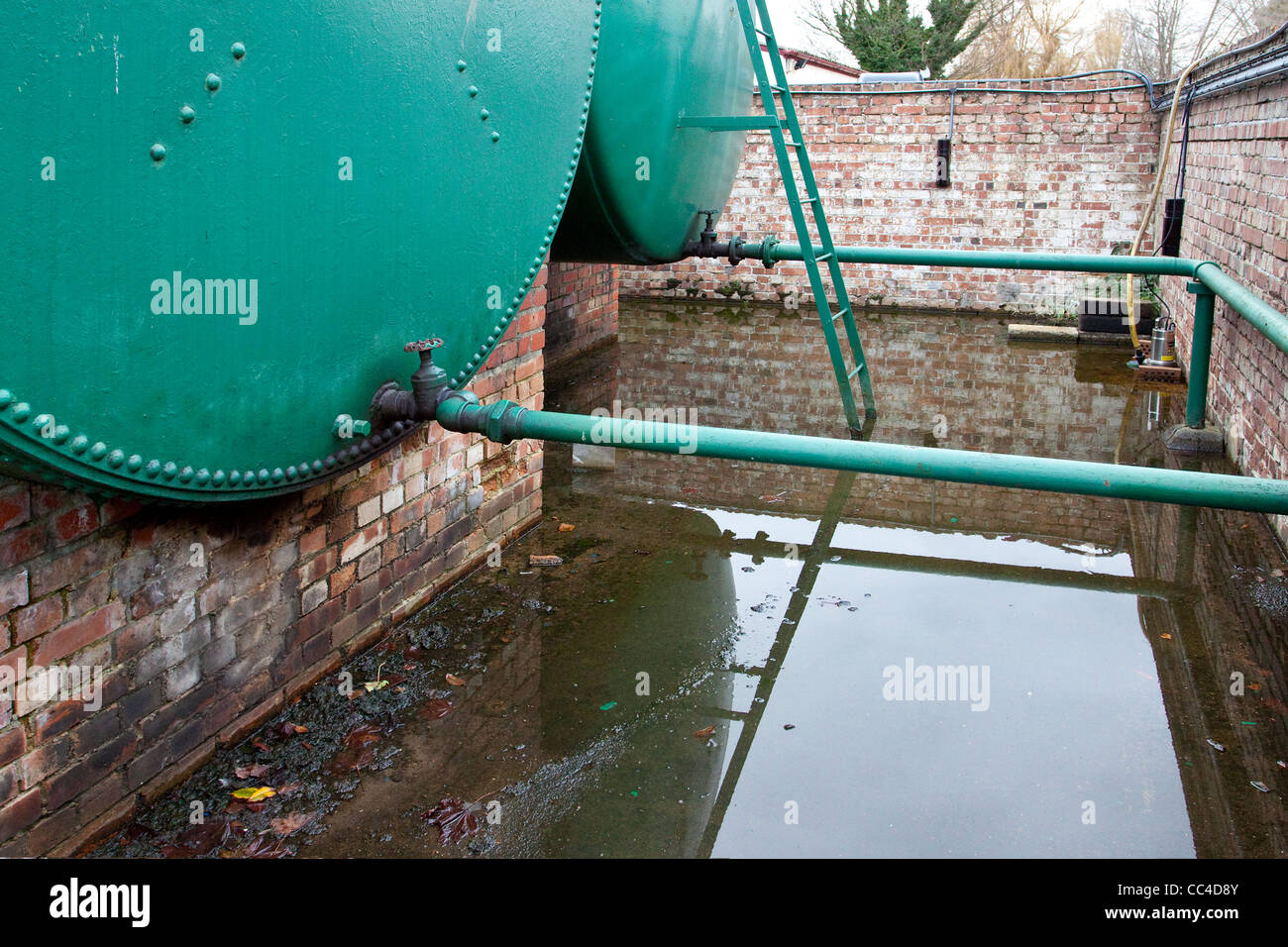 Serbatoio di accumulo di olio bund area deposito olio deposito di carburante terminale. allagata bund Foto Stock