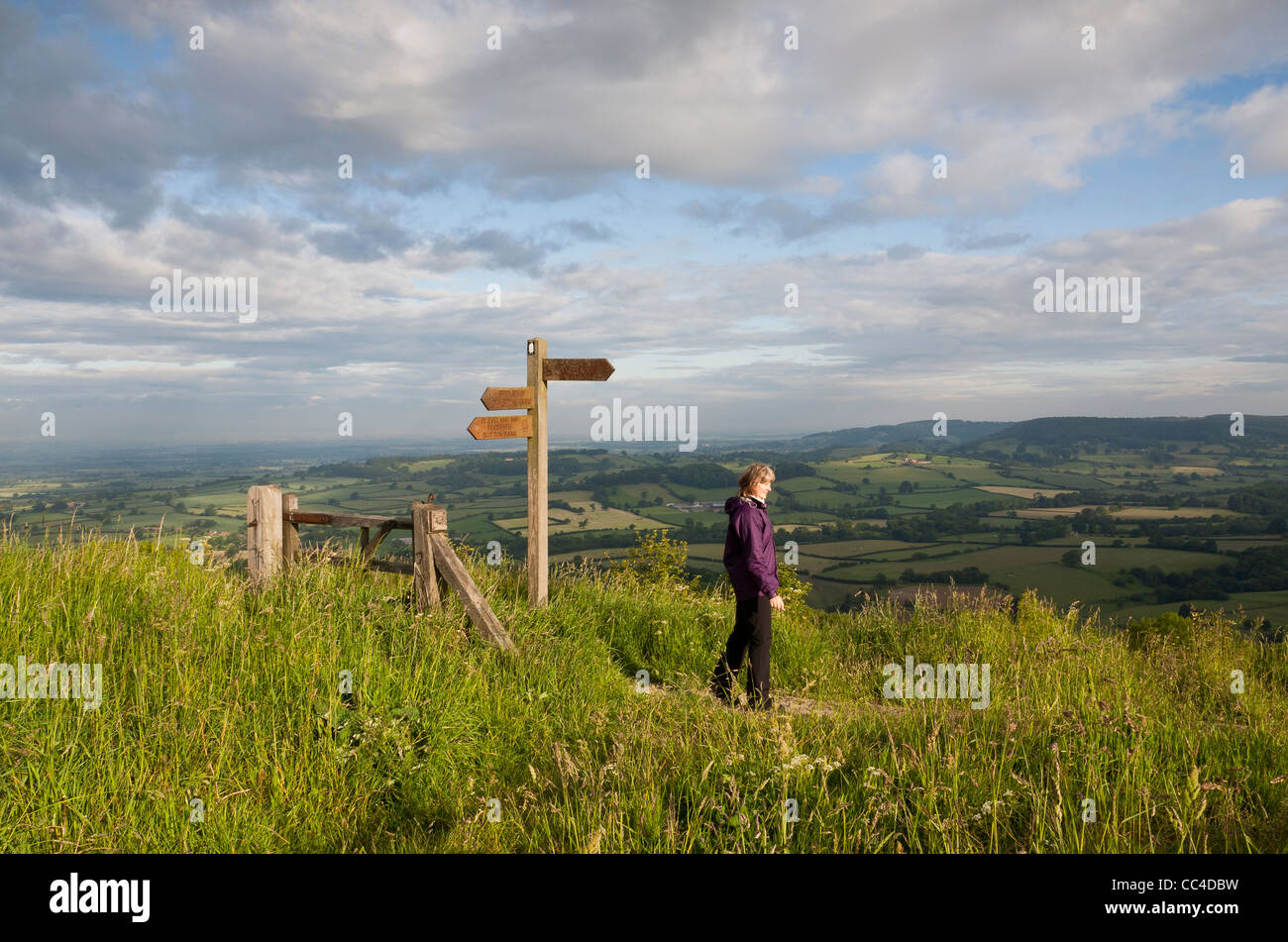 Una femmina a piedi il modo di Cleveland lungo Sutton Bank nello Yorkshire, Inghilterra, Regno Unito Foto Stock