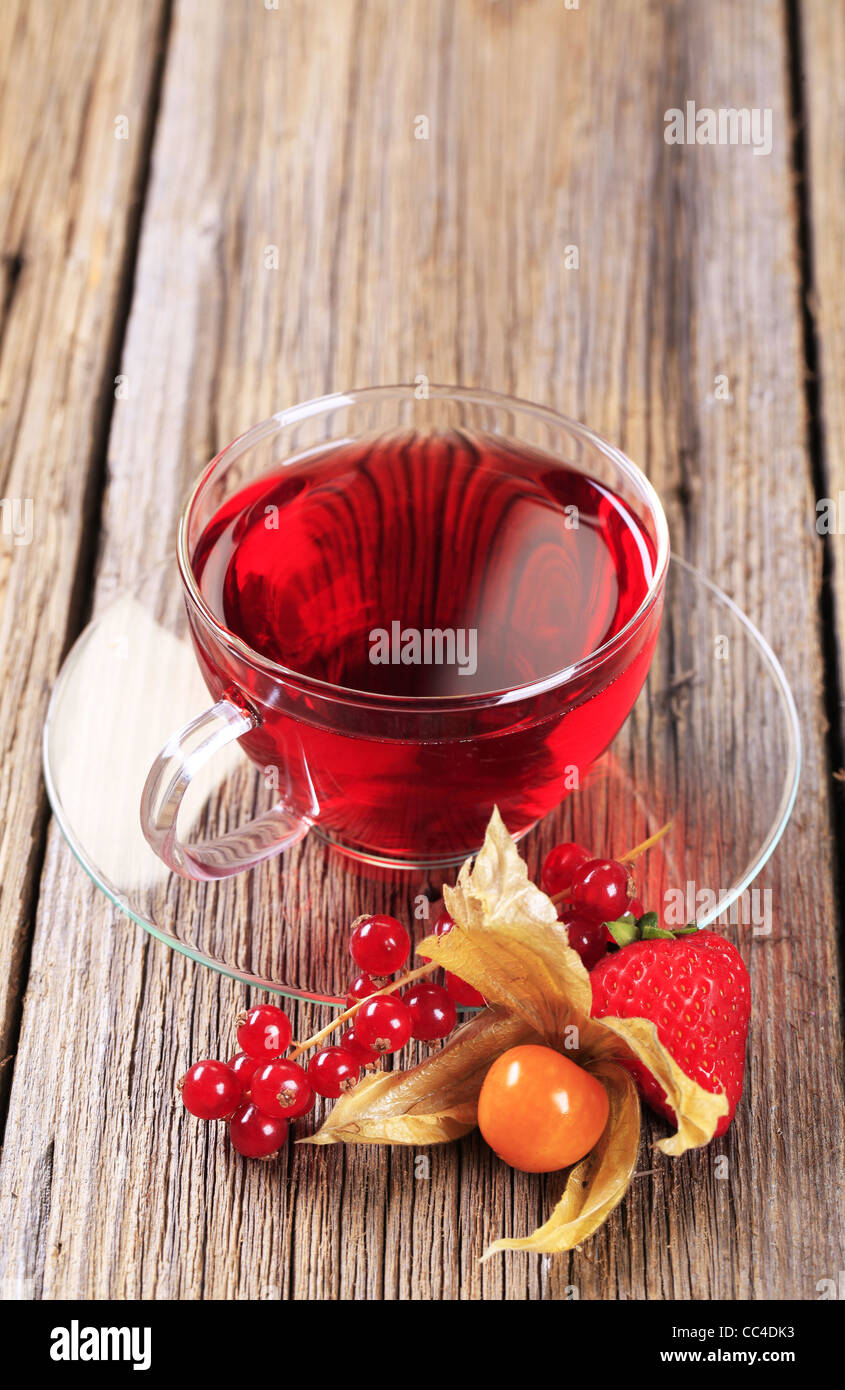 Il tè di frutta in una coppa di vetro - primo piano Foto Stock
