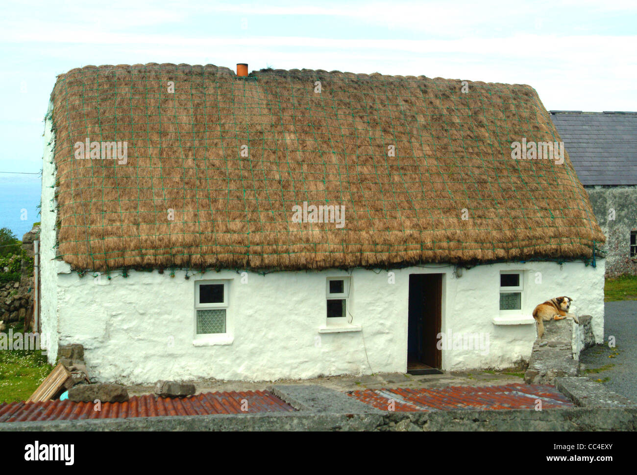Irlandese tradizionale cottage in paglia sulle Isole Aran Foto Stock