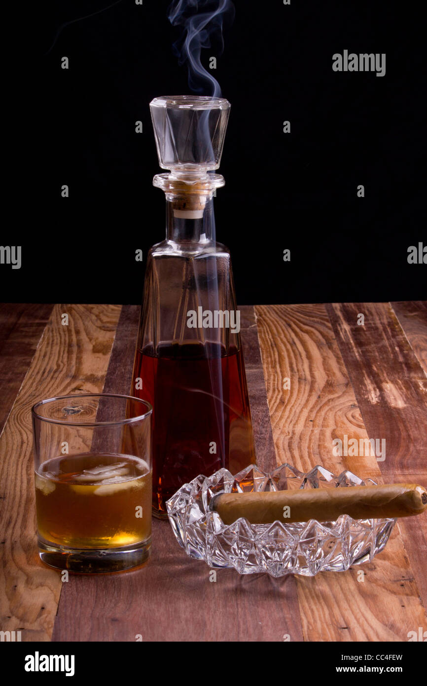Fumo di sigaro definisce decanter di whiskey. Il whiskey è un vetro. Foto Stock