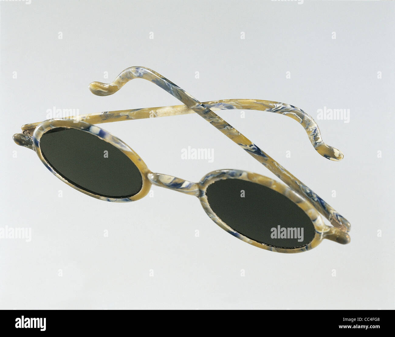 Accessori moda: occhiali da sole 1940 celluloide Foto stock - Alamy