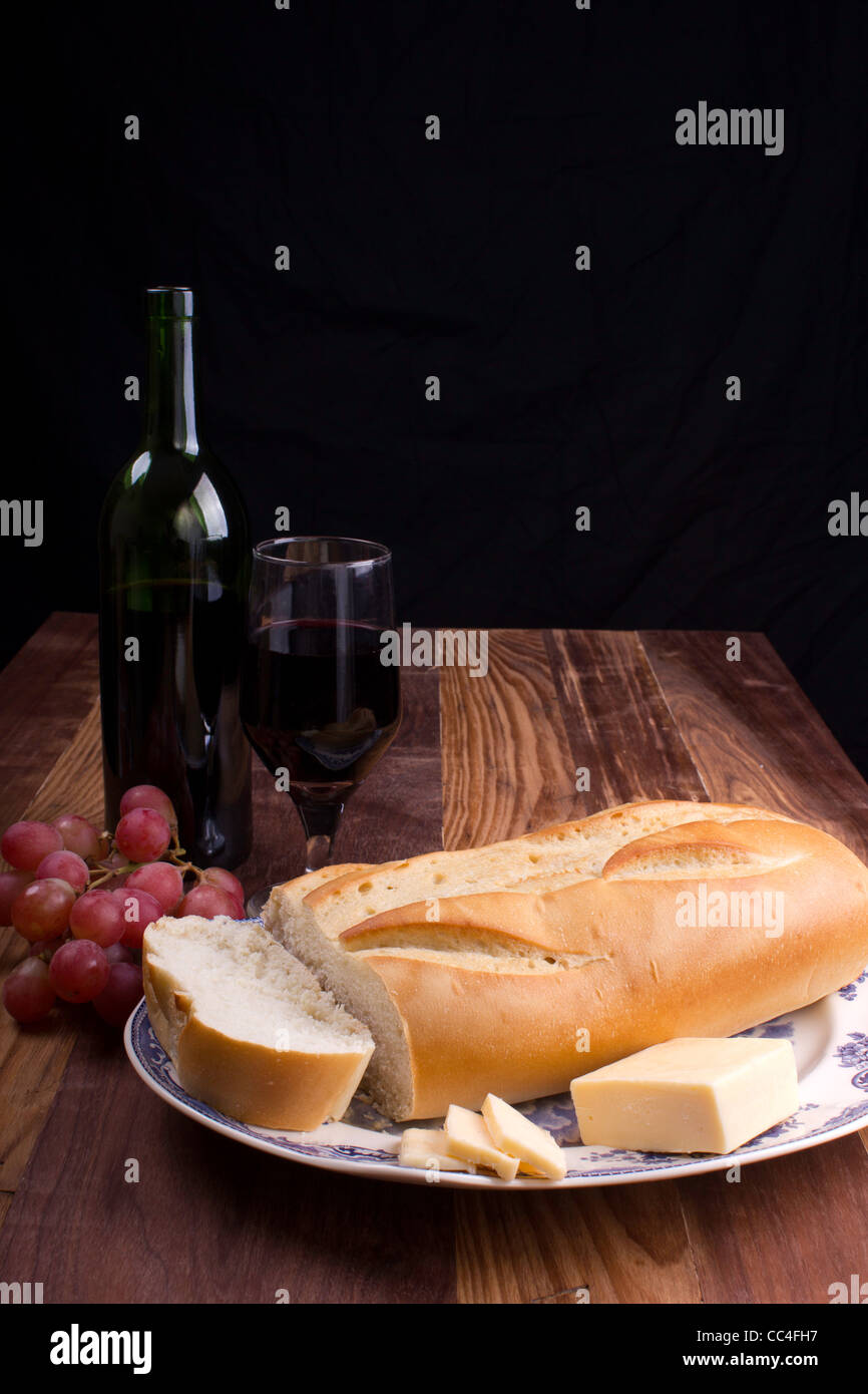 Pane, formaggio, uva e vino Foto Stock