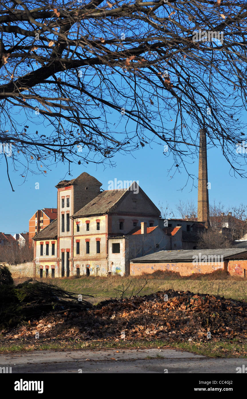 Vecchia fabbrica rovinato esterno su una giornata di sole Foto Stock