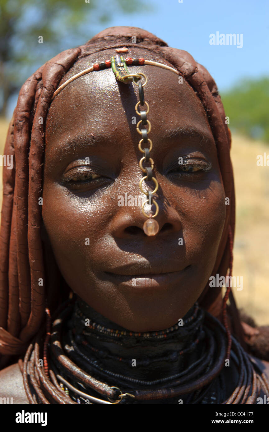 Close up di Himba donna in Kaokoland, Namibia. Foto Stock